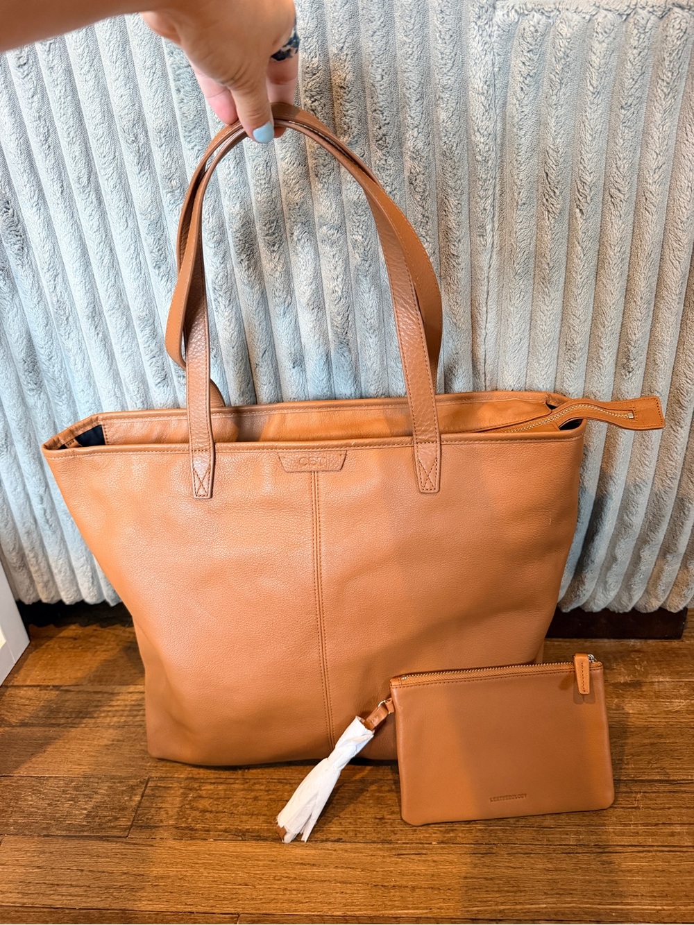 Leatherology Large Zippered Down Tote w/ Wristletp - Picture 2 of 11
